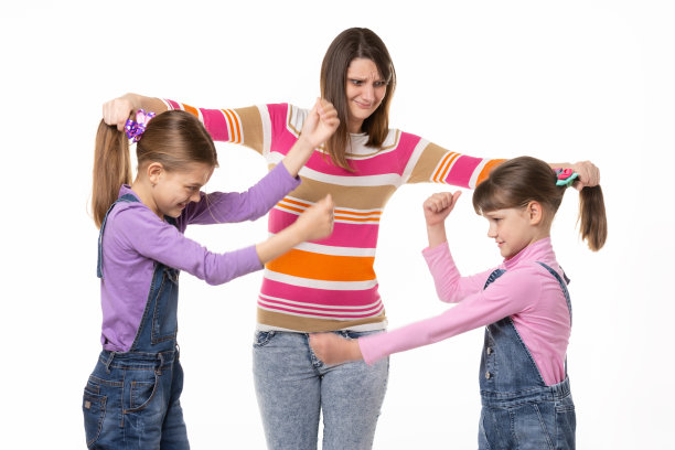 妈妈和分开两个打架的女儿图片下载