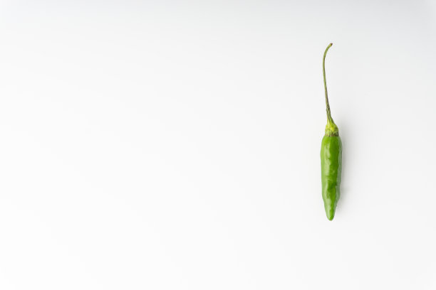 绿鸟眼辣椒，泰国辣椒，鸟辣椒自然孤立在白色背景图片下载