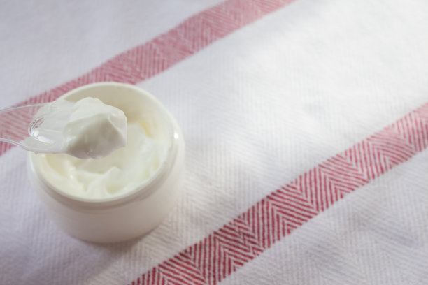 白瓶模拟面膜，简约概念，抗衰老，适合家庭和水疗面部和颈部皮肤护理图片下载