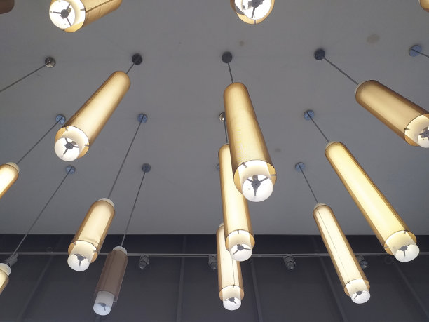 创意圆柱形顶灯。天花板上装有吊灯，长灯管。室内设计细节。现代工业风格装饰。图片下载