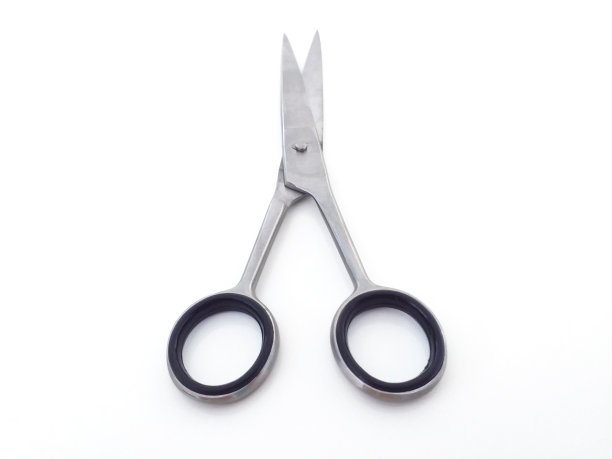 时尚专业理发剪，白色背景剪发。理发师沙龙概念。发型配饰图片下载