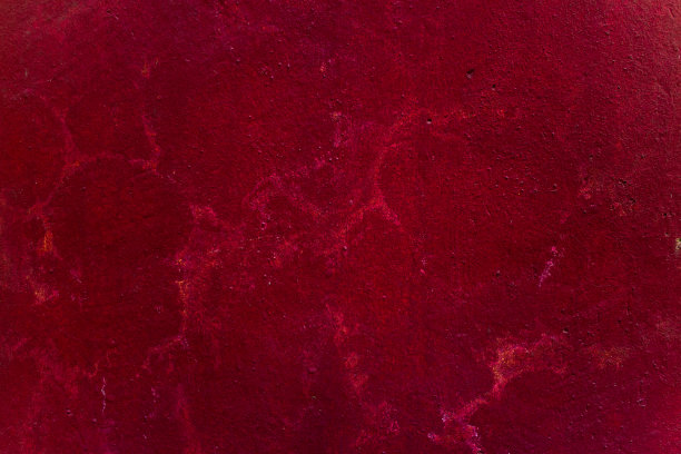 旧的红色和粉红色纹理墙与裂缝在白色。美丽的背景。大楼的油漆开裂。图片下载