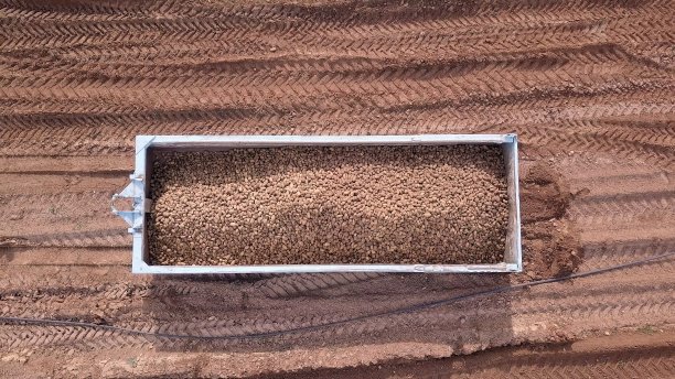 装满土豆的拖车停在耕地上图片下载