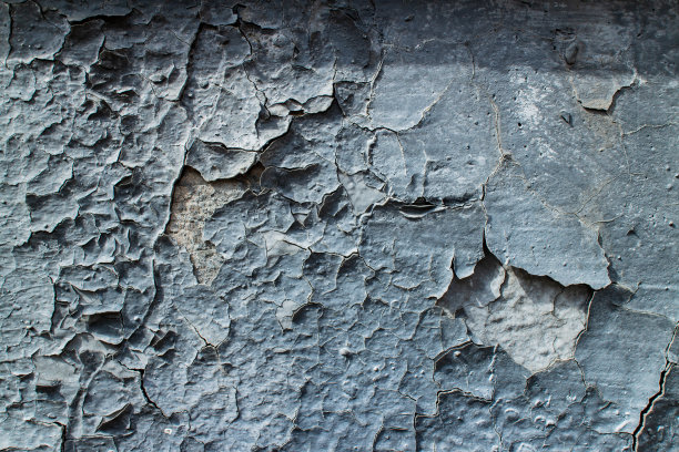 旧的蓝色纹理墙与裂缝在白色。美丽的背景。大楼的油漆开裂。图片下载