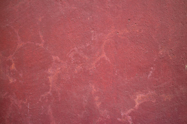 旧的红色和粉红色纹理墙与裂缝在白色。美丽的背景。大楼的油漆开裂。图片下载