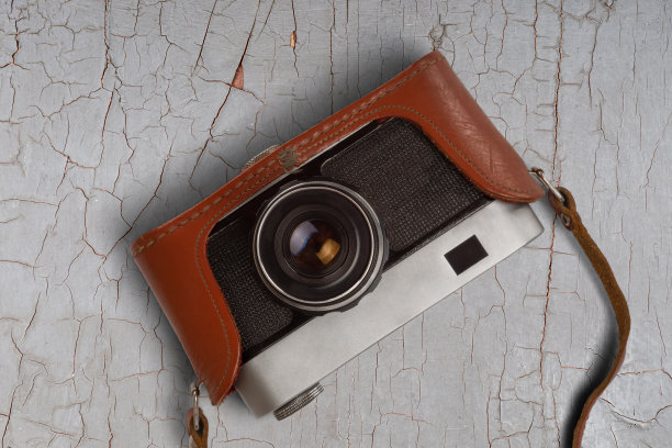 老式的相机。前视图。在老式的灰色木桌上。图片下载