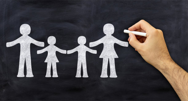 关于社会问题的概念。手拿粉笔，在黑板背景上画一个家庭。图片下载