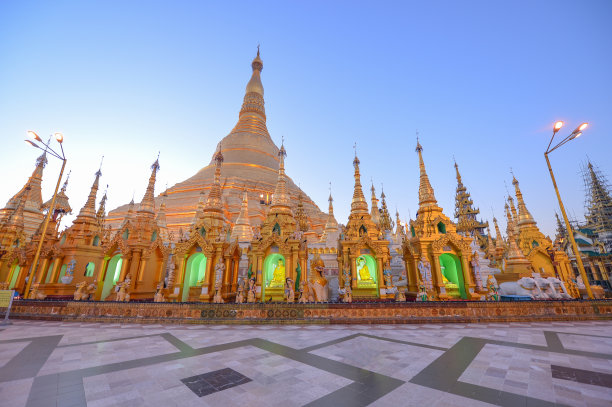 著名的大金塔(塔)与游客，游客和当地人漫步在仰光市中心的金塔，著名的旅游目的地在亚洲。图片下载