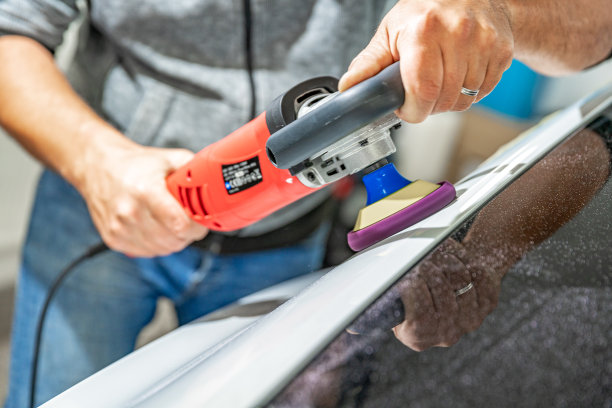 采用陶瓷防护设备对豪华轿车车身进行手工抛光图片下载