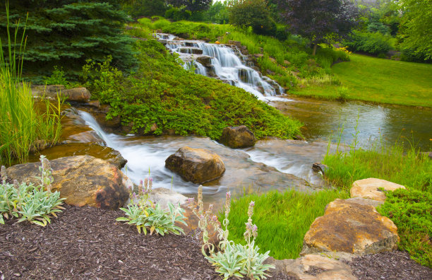 瀑布和花——印第安纳州汉密尔顿县图片下载