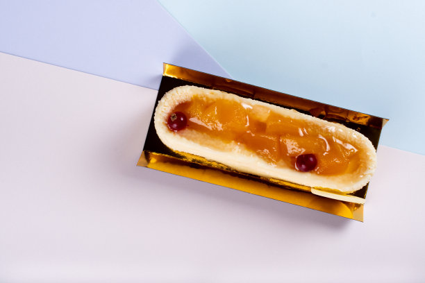 芒果香草慕斯棒美味的甜点孤立在柔和的背景和蔓越莓上面。图片下载