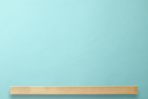 浅蓝色墙上的木架图片下载