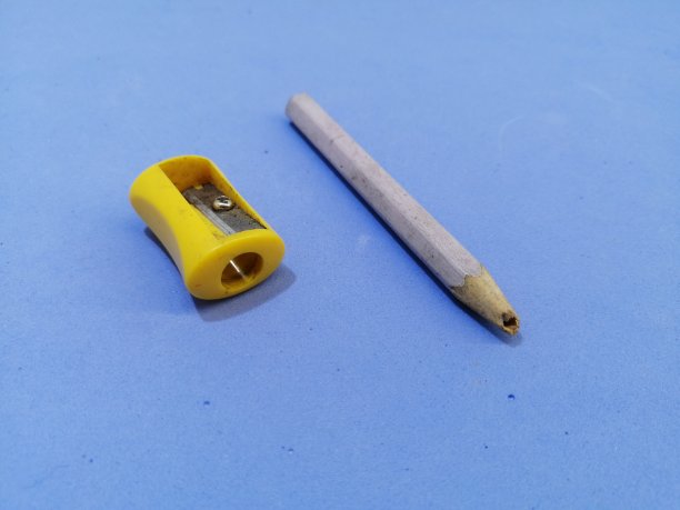 准备削尖的旧铅笔图片下载