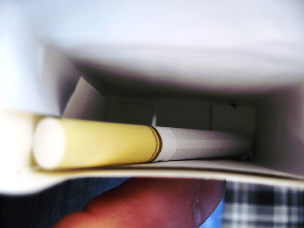 翻盖盒里的最后一支香烟图片下载