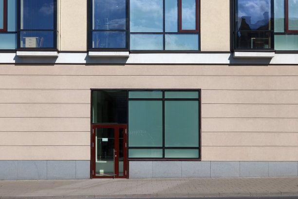 新办公楼的新玻璃门和窗户图片下载