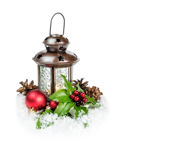 灯笼和冬青浆果在雪地上图片下载