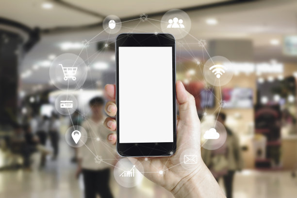 手持智能手机设备与孤立的白色空白屏幕手机与模糊的背景图像购物中心或百货公司图片下载