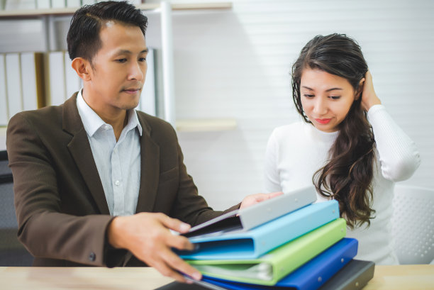 同事们担心和厌烦她从经理办公室超负荷工作图片下载