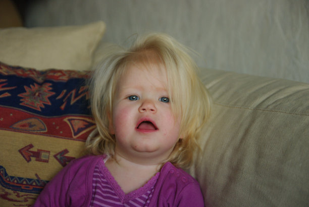 小女孩在看电视图片下载