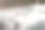 未整理的床和皱巴巴的被褥图片下载