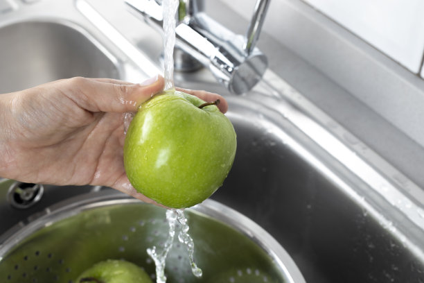 在厨房里洗水果的女人图片下载