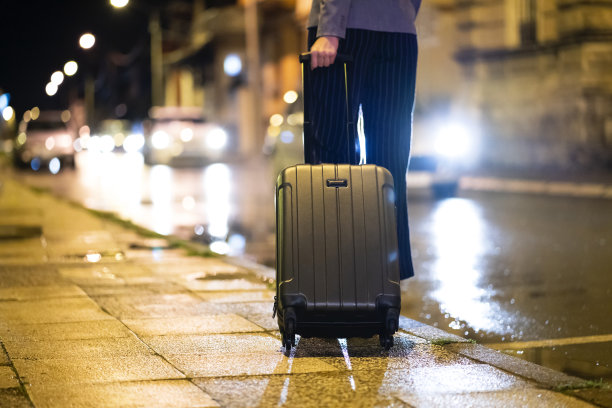 一个不知名的女性晚上拖着一个手提箱图片下载