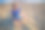 坐在海滩上拿着生日气球的女人图片下载