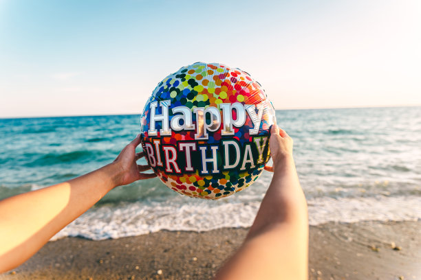 海滩上的生日气球图片下载