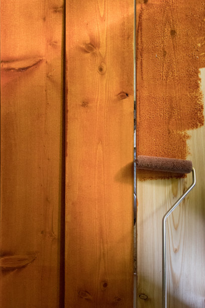 油漆辊子上的木材特写图片下载