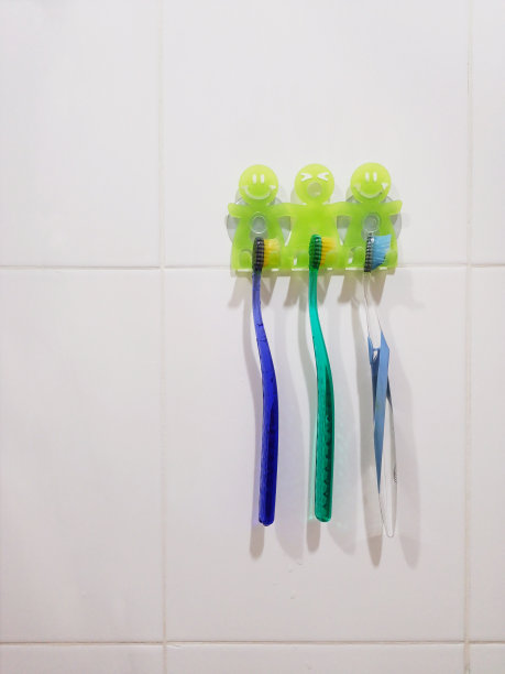 白色瓷砖上的牙刷背景墙图片下载