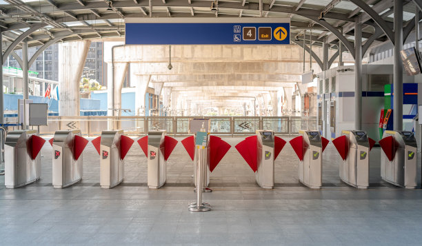 地铁出入口出入口的公共区域，在地铁车站的站牌换乘站台。图片下载