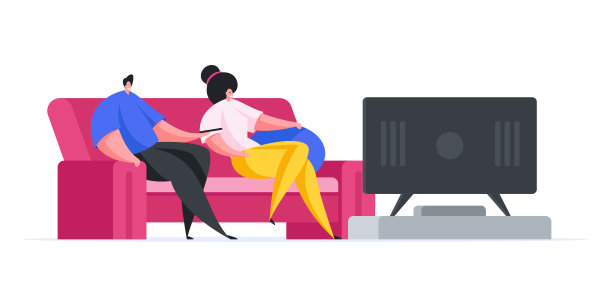 一对夫妇在家里的沙发上看电视图片下载