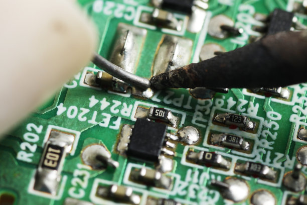 近距离拍摄SMD /表面贴装组件的焊接过程图片下载