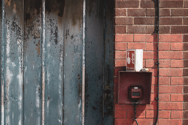 工业仓库和火灾报警器的手风琴式折叠门图片下载