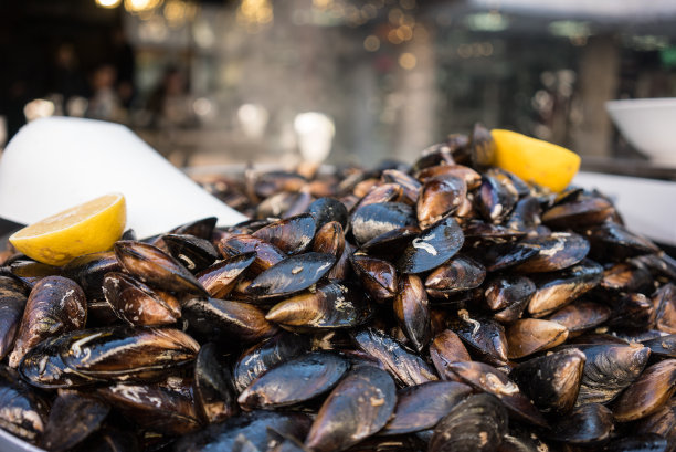 贻贝里塞满了香料和米饭图片下载