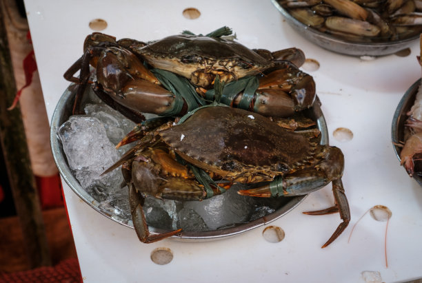 海鲜市场上有螃蟹卖，小龙虾卖图片下载