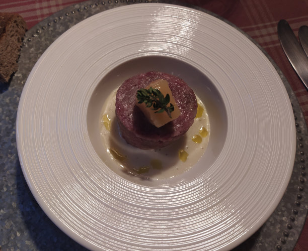 美味的耶路撒冷洋蓟酱配百里香和榅桲装饰图片下载