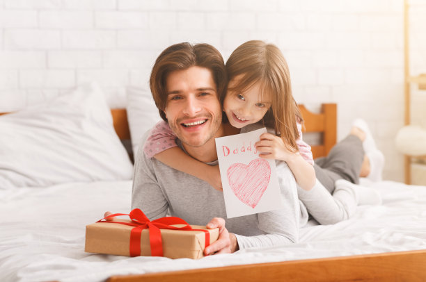 可爱的学前班小女孩用父亲节问候她的爸爸图片下载