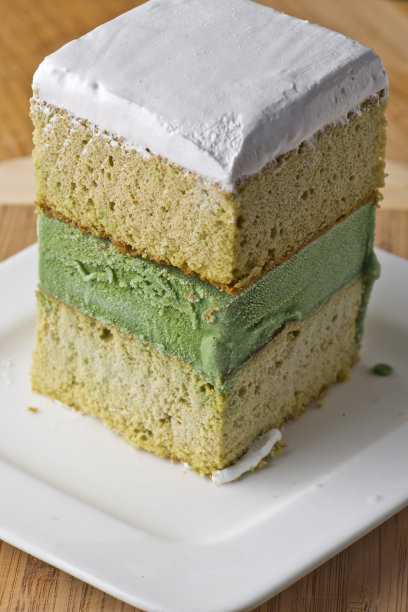 抹茶蛋糕甜点。经典的美国或法国面包店或糕点店的最爱。饼干，鲜奶油，蛋糕，巧克力奶油，鸡蛋和香草豆。图片下载