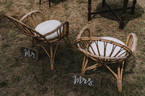 婚礼上，新郎新娘与婚礼上的“先生”和“太太”签名图片下载