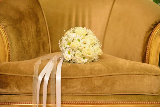 白色雏菊沙发上的新娘花束图片下载