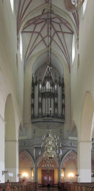 塔林圣奥拉夫教堂管风琴和吊灯图片下载