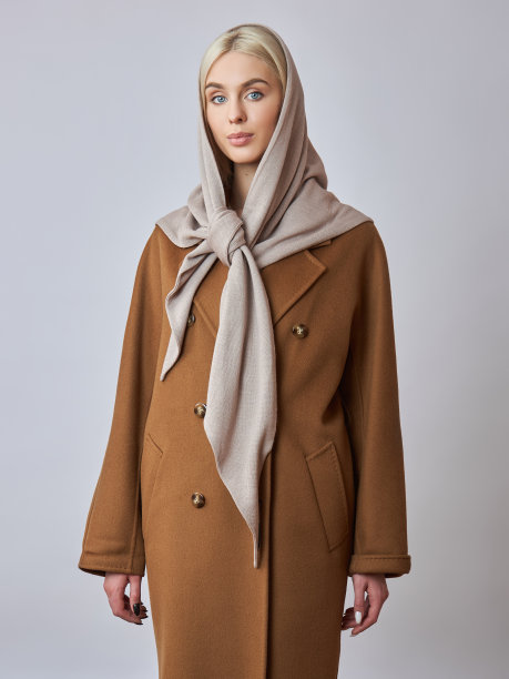 欧洲穆斯林妇女，金发，头巾，头巾披在头上。穿着大衣的漂亮女孩，柔软的皮肤，天然的化妆品图片下载