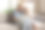 妈妈和小女儿在用笔记本电脑看教育节目图片下载
