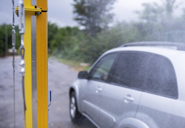 COVID-19大流行期间边境上的汽车消毒。图片下载