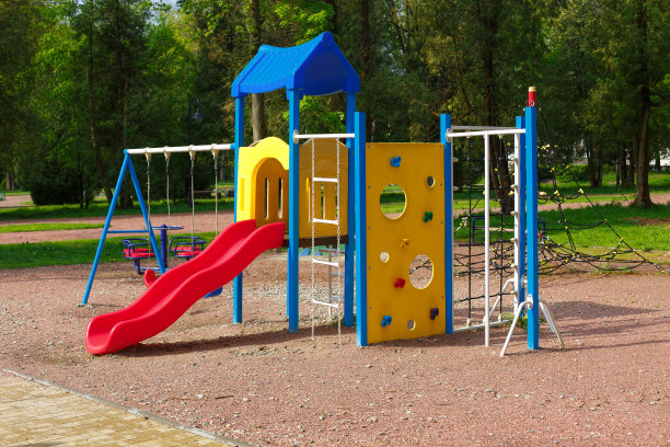 一个五彩缤纷的儿童游乐场，没有儿童。操场上没有孩子图片下载