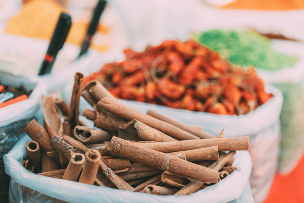 肉桂棒，袋装调料，在当地的食品市场，集市图片下载