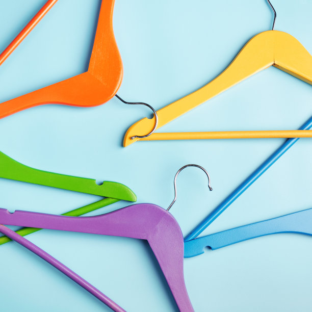 蓝色背景上的多色衣架。购物和销售的概念。图片下载