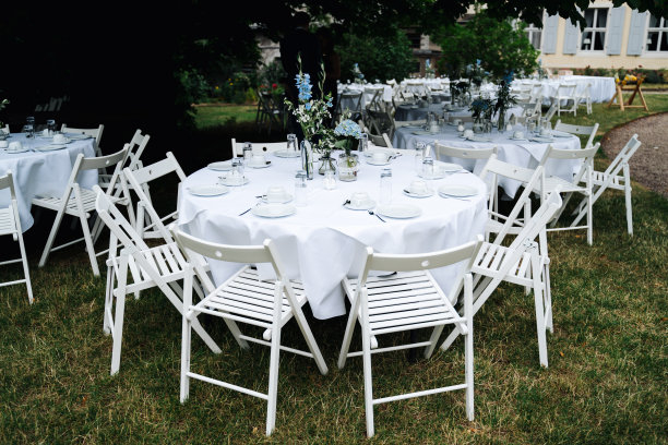 花园里空空的婚礼餐桌的照片图片下载