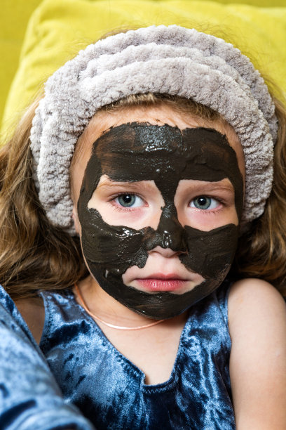 年轻的女孩在粘土面具图片下载